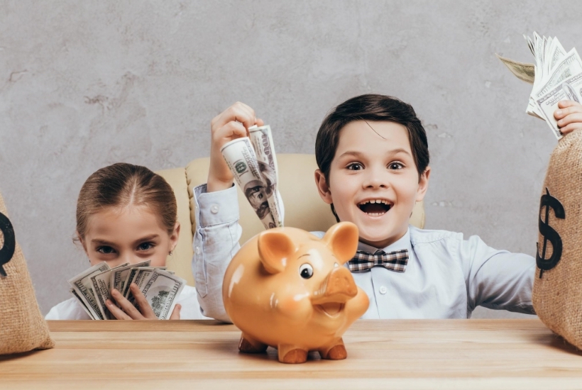 Deux enfants manipulent de l